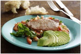 Schweinekoteletts mit Avocado und Tomate