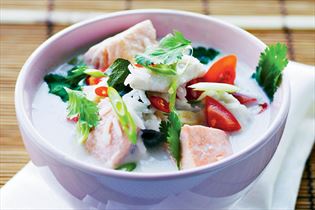 Scharfe thailändische Fischsuppe Scharfe thailändische Fischsuppe