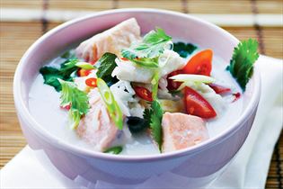 Scharfe thailändische Fischsuppe