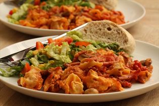 Tortellini-Pfanne mit Salat Tortellini-Pfanne mit Salat