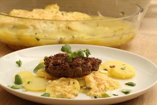 Würz-Hacksteaks mit Bouillonkartoffeln Würz-Hacksteaks mit Bouillonkartoffeln