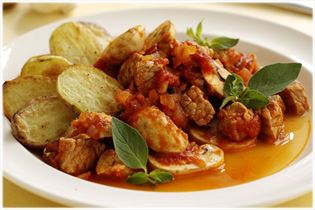 Spanischer Schmortopf mit Backkartoffeln Spanischer Schmortopf mit Backkartoffeln