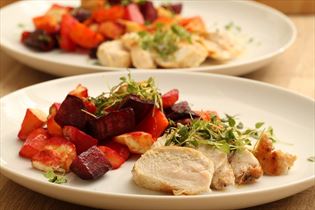 Ofen-Wurzelgemüse mit Hähnchen Ofen-Wurzelgemüse mit Hähnchen