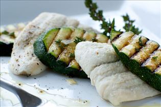 Gedünstete Schollenfilets mit Grill-Zucchini