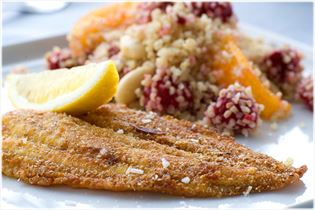 Knusprig gebratenes Schollenfilet mit Bulgursalat Knusprig gebratenes Schollenfilet mit Bulgursalat
