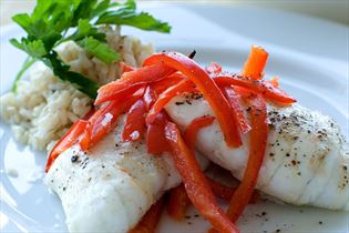 Gedünstete Fischroulade mit Knoblauchfrischkäse und roter Paprika