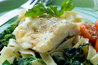 Dorsch-Käse-Gratin mit gebackenen Tomaten Dorsch-Käse-Gratin mit gebackenen Tomaten