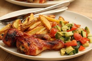 Barbecue-Hähnchenschenkel mit Tomatensalsa Barbecue-Hähnchenschenkel mit Tomatensalsa