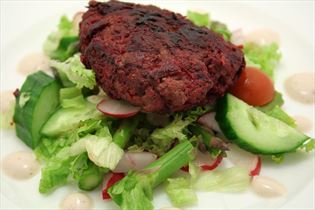 Rote-Bete-Frikadellen mit Sommersalat Rote-Bete-Frikadellen mit Sommersalat