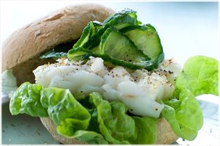 Dorsch-Burger mit Gurkensalat Dorsch-Burger mit Gurkensalat