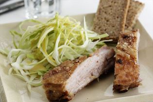 Schweinerippe mit Weißkrautsalat traditionell Schweinerippe mit Weißkrautsalat traditionell