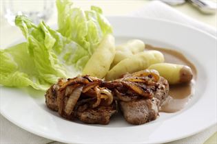 Filetsteaks mit weichen Zwiebeln