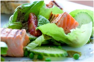 Knackiger Salat mit gegrilltem Lachs und Erbsen Knackiger Salat mit gegrilltem Lachs und Erbsen