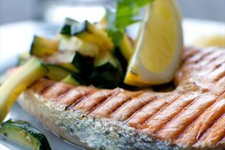 Gegrillter Lachs mit kurz gebratener Zucchini Gegrillter Lachs mit kurz gebratener Zucchini