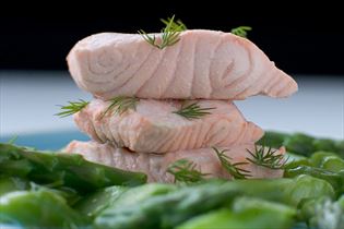 Lachs mit Sauce aus frischem grünem Spargel Lachs mit Sauce aus frischem grünem Spargel
