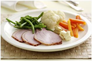 Gekochter Kasseler mit Gemüse und gerührter Butter Gekochter Kasseler mit Gemüse und gerührter Butter