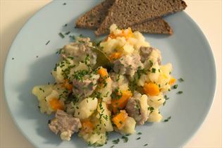 Labskaus mit Fleischwürfeln und Wurzelgemüse Labskaus mit Fleischwürfeln und Wurzelgemüse