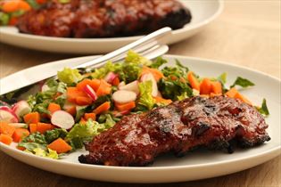 Spareribs mit leichtem Salat Spareribs mit leichtem Salat