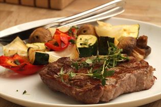 Gemüsespieß mit Rindersteak Gemüsespieß mit Rindersteak
