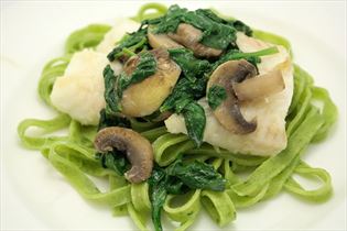 Heilbutt mit Spinatpasta und frischem Spinat Heilbutt mit Spinatpasta und frischem Spinat