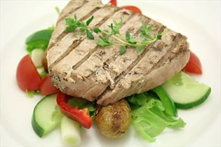 Gegrilltes Thunfischsteak mit in Butter gebratenen Kartoffeln Gegrilltes Thunfischsteak mit in Butter gebratenen Kartoffeln