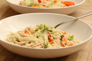 Kokossuppe mit Porree und Nudeln Kokossuppe mit Porree und Nudeln