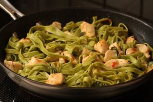 Pasta mit Hähnchen und Chilisauce