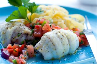 In Weißwein gedünstete Flunder mit Tomatensalsa In Weißwein gedünstete Flunder mit Tomatensalsa