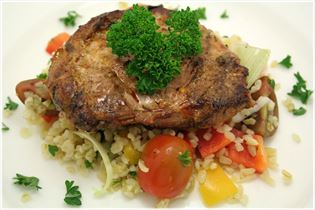 Schinkenschnitzel mit Bulgursalat und Naanbrot Schinkenschnitzel mit Bulgursalat und Naanbrot