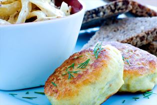 Fischfrikadellen mit Zwiebelkompott Fischfrikadellen mit Zwiebelkompott