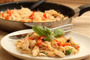 Reisnudeln mit Hähnchen in Chilisauce Reisnudeln mit Hähnchen in Chilisauce