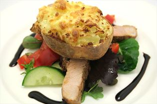 Backkartoffeln mit Käse-Schinkenschnitzeln und Salat Backkartoffeln mit Käse-Schinkenschnitzeln und Salat