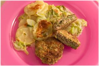 Hacksteaks mit Bohnen und Lauch-Kartoffeln Hacksteaks mit Bohnen und Lauch-Kartoffeln