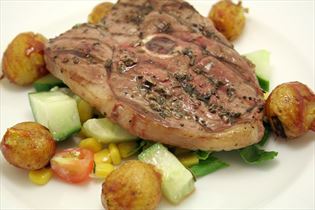 Lammkoteletts mit gegrillten Barbecuekartoffeln Lammkoteletts mit gegrillten Barbecuekartoffeln