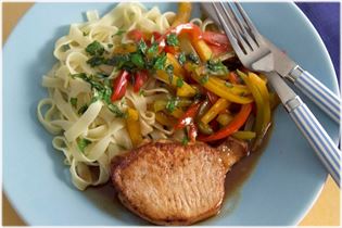 Koteletts mit Paprikafrüchten in Balsamico und Pasta Koteletts mit Paprikafrüchten in Balsamico und Pasta