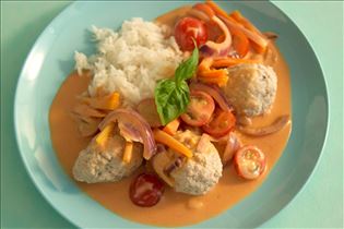 Fleischklößchen in rotem Curry mit Möhren und Tomate Fleischklößchen in rotem Curry mit Möhren und Tomate