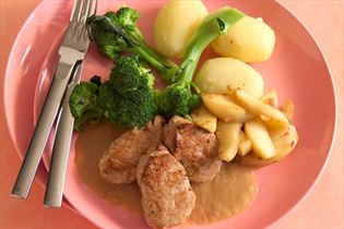 Filetsteaks mit Senfsauce und Brokkoli Filetsteaks mit Senfsauce und Brokkoli