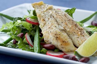 Kliesche mit Bohnensalat und Radieschen Kliesche mit Bohnensalat und Radieschen