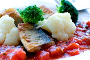 In Hartweizen panierter Hering mit italienischer Tomatensauce In Hartweizen panierter Hering mit italienischer Tomatensauce