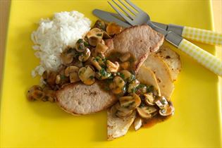 Schinkenschnitzel mit gebratenem Sellerie und Champignons