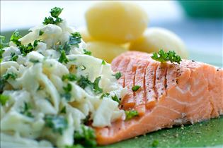 Warmgeräucherte Forelle mit Sellerie-Remoulade Warmgeräucherte Forelle mit Sellerie-Remoulade