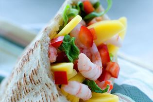 Pitabrot mit Garnelen und Mangosalsa Pitabrot mit Garnelen und Mangosalsa