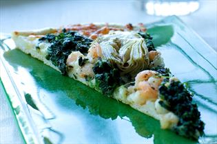 Pizza mit Spinat, Garnelen und Artischocke Pizza mit Spinat, Garnelen und Artischocke