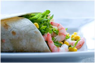 Tortillawraps mit Garnelenfüllung Tortillawraps mit Garnelenfüllung