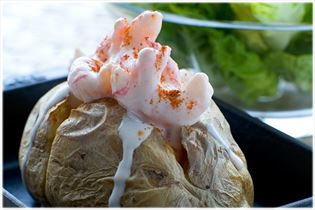 Backkartoffel mit Garnelendressing Backkartoffel mit Garnelendressing