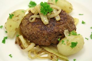 Hacksteak mit weichen Zwiebeln und neuen Kartoffeln Hacksteak mit weichen Zwiebeln und neuen Kartoffeln