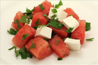 Wassermelonensalat mit Fetakäse und Petersilie Wassermelonensalat mit Fetakäse und Petersilie