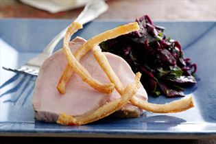 Schweinekrustenbraten mit frischem Rotkrautsalat Schweinekrustenbraten mit frischem Rotkrautsalat