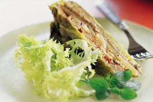 Überbackenes Schweinefleisch mit Kohl, Aubergine und Tomate Überbackenes Schweinefleisch mit Kohl, Aubergine und Tomate