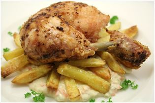 Grillhähnchen mit selbst gemachter Remoulade und Fritten Grillhähnchen mit selbst gemachter Remoulade und Fritten